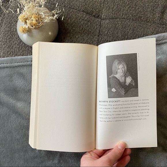 The Help Softcover Novel by Kathryn Stockett. Excellent Used Condition! - Picture 5 of 5